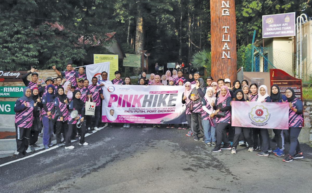 ANTARA peserta daripada pelbagai Persatuan Wanita Negeri Sembilan yang berpakaian serba merah jambu dengan aktiviti mendaki di Bukit Batu Putih.