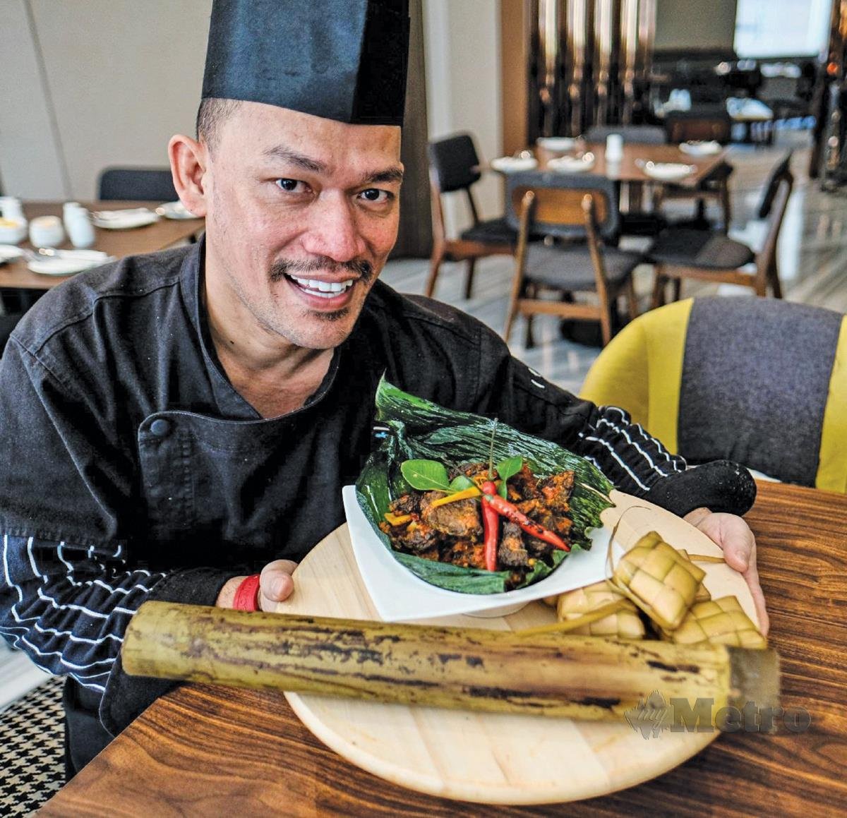 SELAIN dinikmati bersama nasi, rendang paru Parit Jawa juga enak dimakan bersama ketupat dan lemang. - FOTO Hazreen Mohammad  