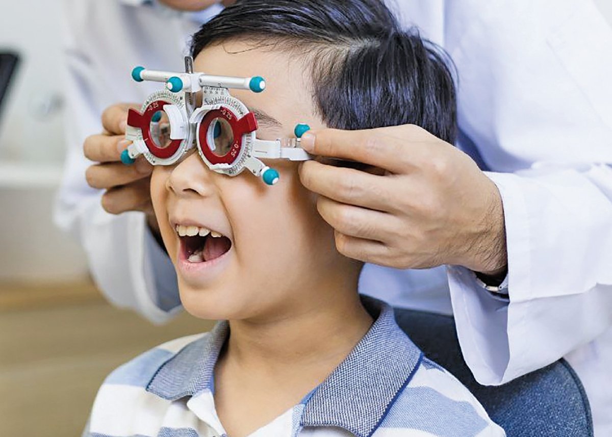 AMBLIOPIA boleh disahkan selepas pemeriksaan mata secara menyeluruh dilakukan oleh pakar mata termasuk ujian ketajaman penglihatan, ujian refraksi, ujian ortoptik atau pemeriksaan juling dan pemeriksaan keluasaan mata (dilated eye examination). - FOTO Google