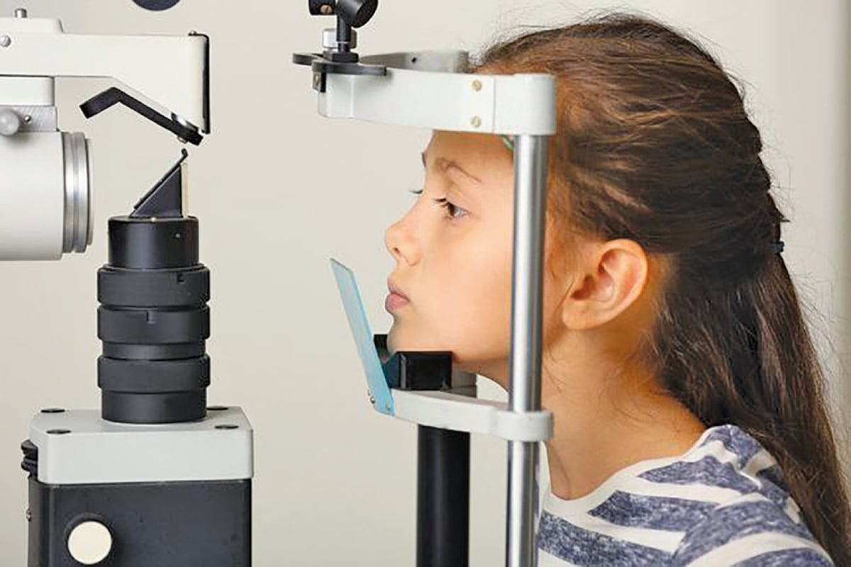 KANAK-KANAK disarankan untuk menjalani pemeriksaan mata ketika berusia enam bulan, tiga tahun,  enam tahun dan seterusnya setiap dua tahun untuk mengenalpasti sebarang masalah mata. - FOTO Google