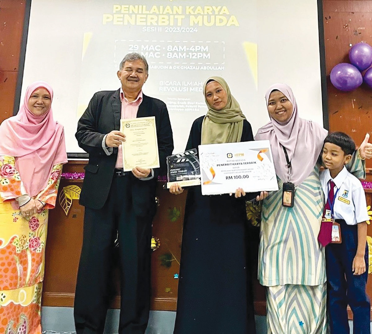 NURZAHRA Alyaa (tiga dari kanan) memenangi ketiga-tiga kategori yang dipertandingkan pada Program Penilaian Karya Penerbitan Muda.