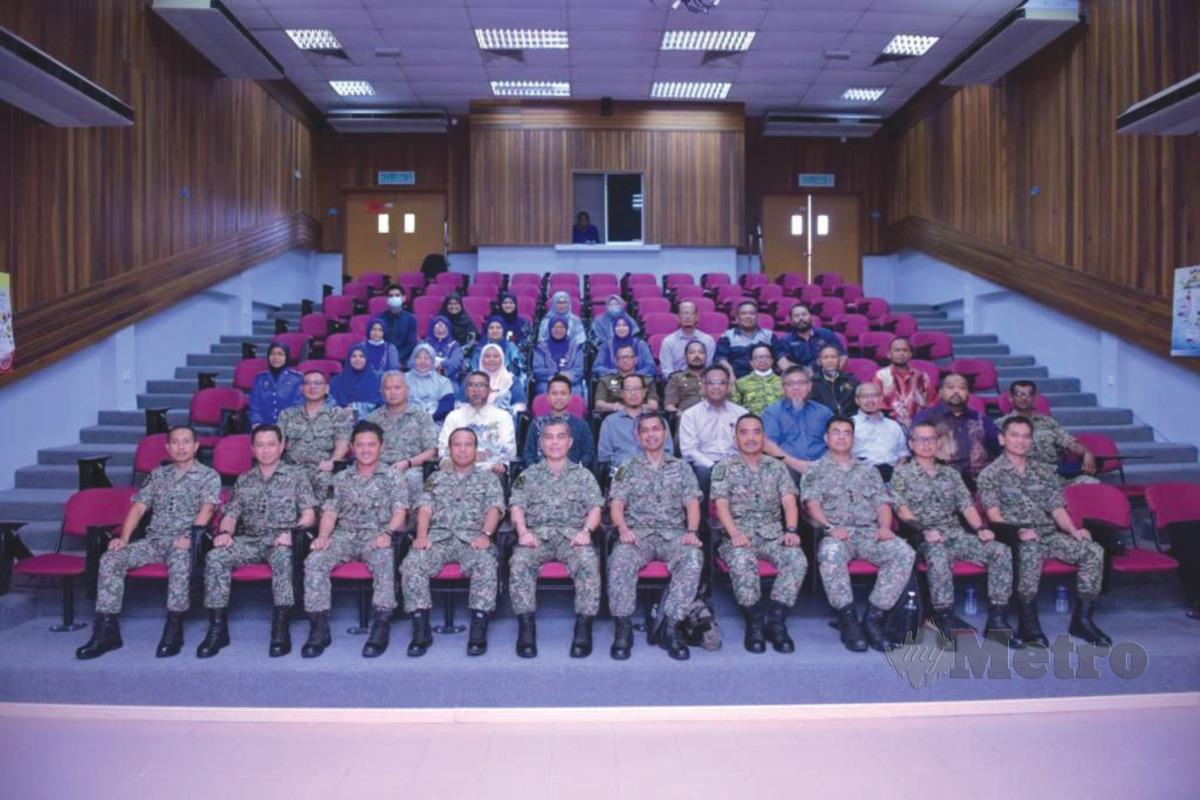 NORIZAM (depan duduk lima dari kiri) bergambar bersama pegawai tentera darat.