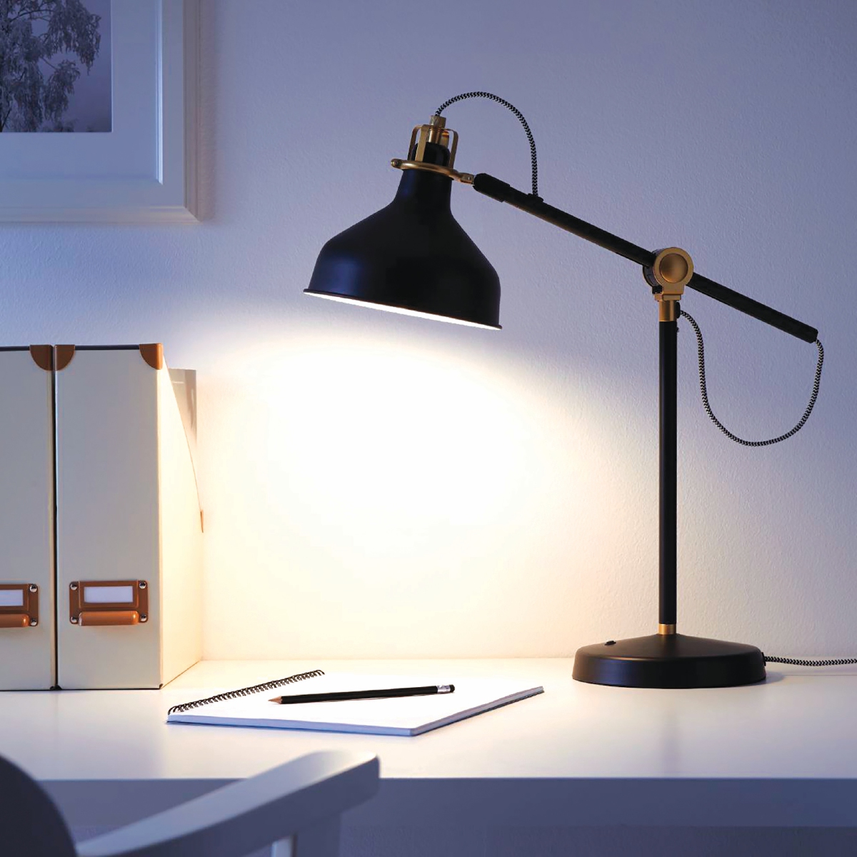 LAMPU meja dapat memberi pencahayaan minimum bagi ruang dalam bilik tidur.