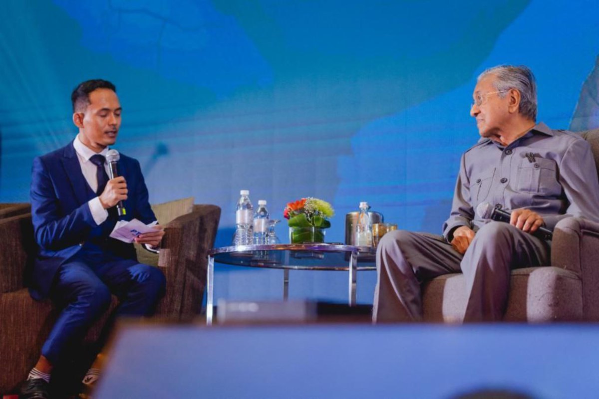TUN Mahathir ketika sesi wacana yang dikendalikan moderator, Muhd Habibunajjar Sazali.