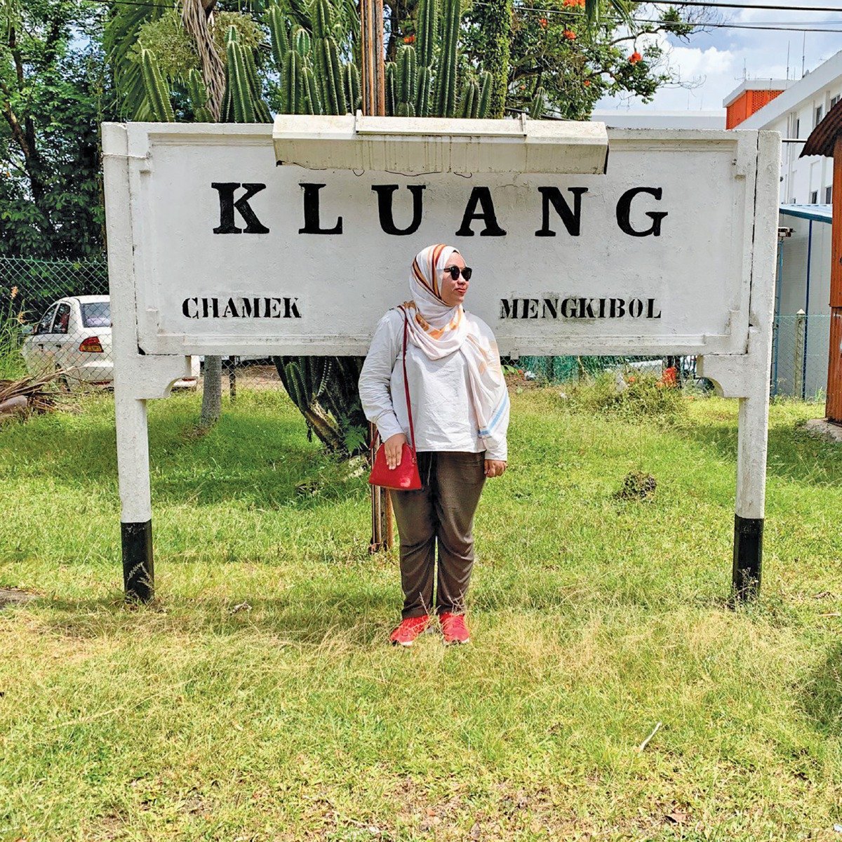NURUL Amirah bergambar di hadapan papan tanda lama di Stesen Keretapi Kluang.