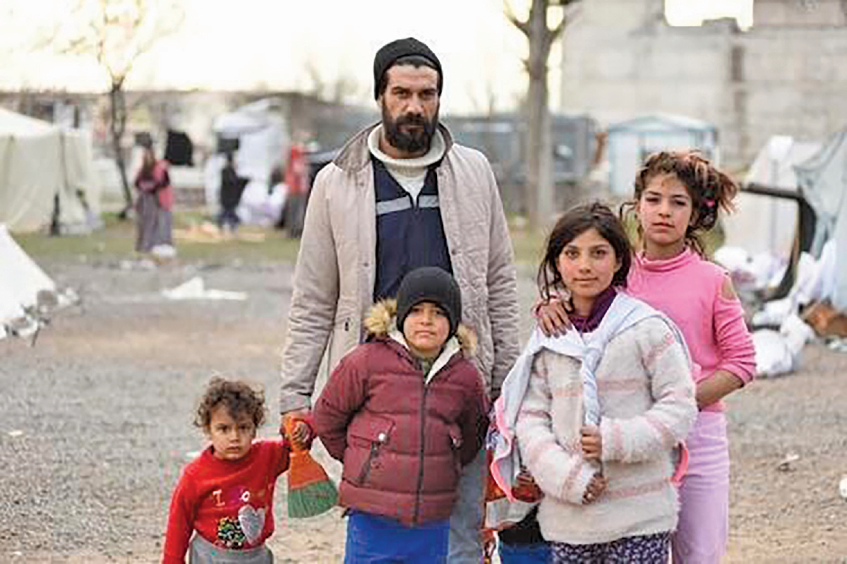 SEORANG ayah bersama empat anaknya yang terselamat daripada gempa bumi di Turkiye. 