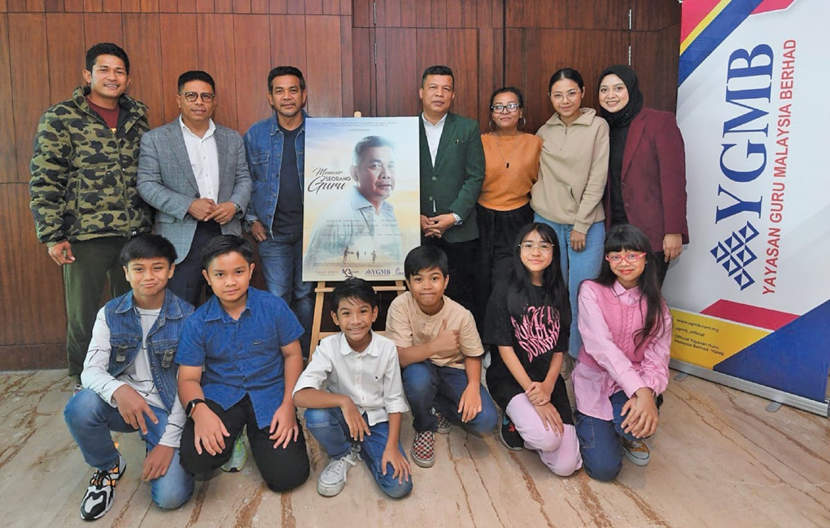 JOHAN (berdiri dari kiri), Wan Munadi, Rosyam, Arisz, Ellie dan Trisha bersama pelakon kanak-kanak pada majlis menandatangani MoU antara YGMB dan KAHSB.