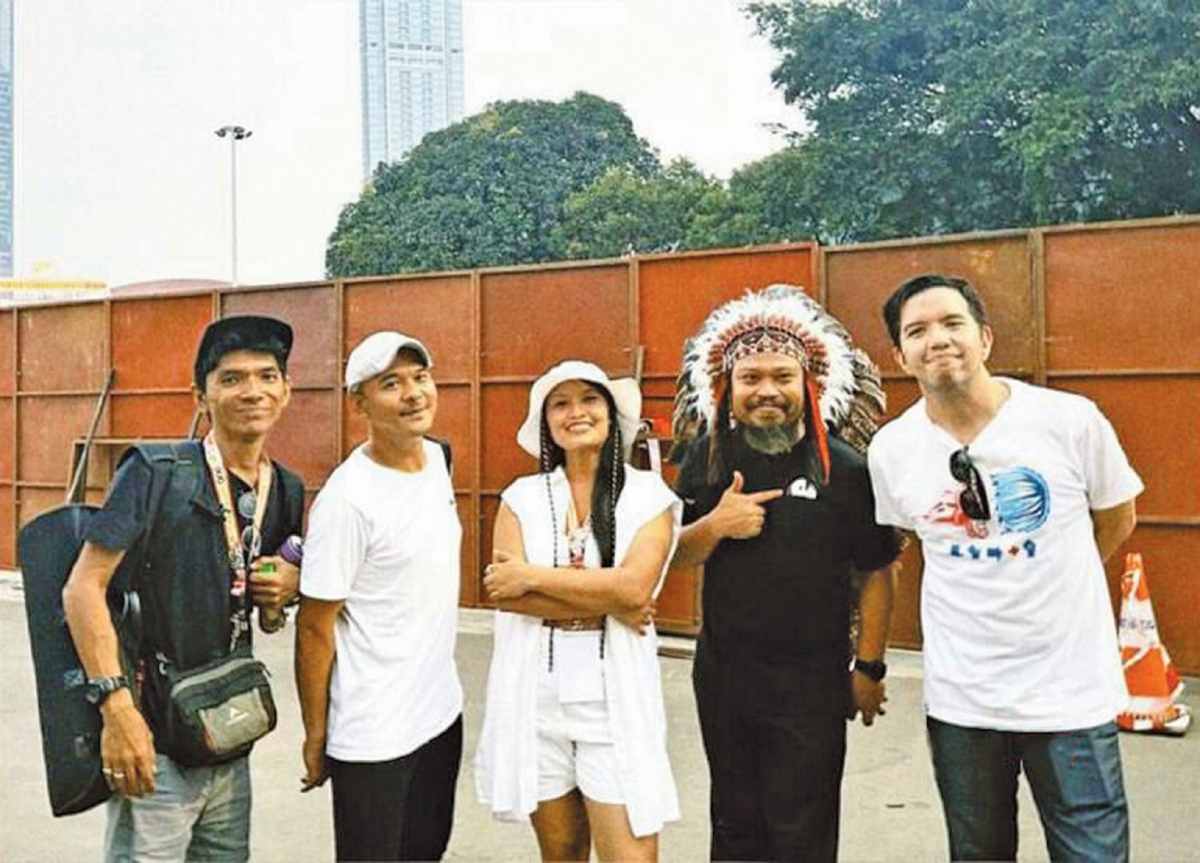NABILA (tengah) bersama anggota kumpulan Payung Teduh.