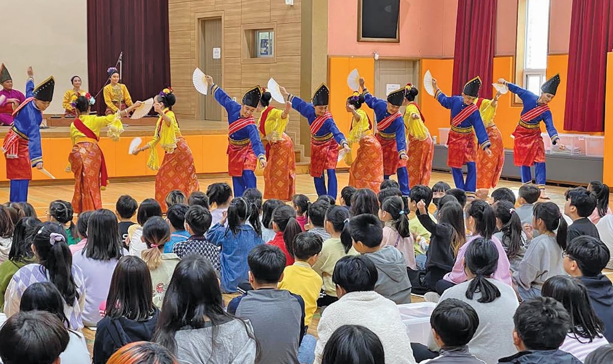 PERSEMBAHAN tarian Bisaya pada showcase di salah satu sekolah sekitar Cheonan.