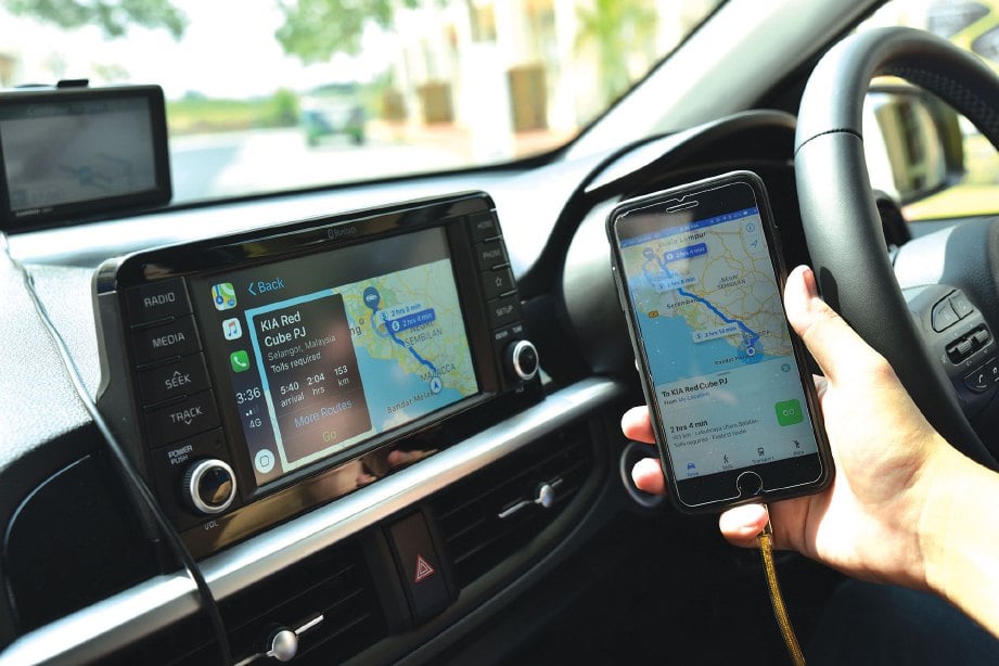 SISTEM multimedia dengan platform Apple CarPlay dan Android Auto.