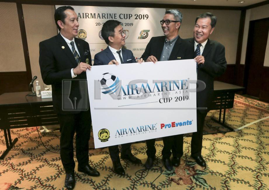 YUSOFF (dua kanan) melancarkan logo Piala Airmarine di Kuala Lumpur, semalam. — FOTO Hafiz Sohaimi