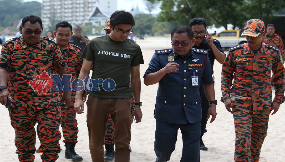 SYED Saddiq (tengah) diberi penerangan oleh Norazam (dua dari kanan) ketika melawat lokasi kejadian di Port Dickson, hari ini. FOTO Iqmal Haqim Rosman
