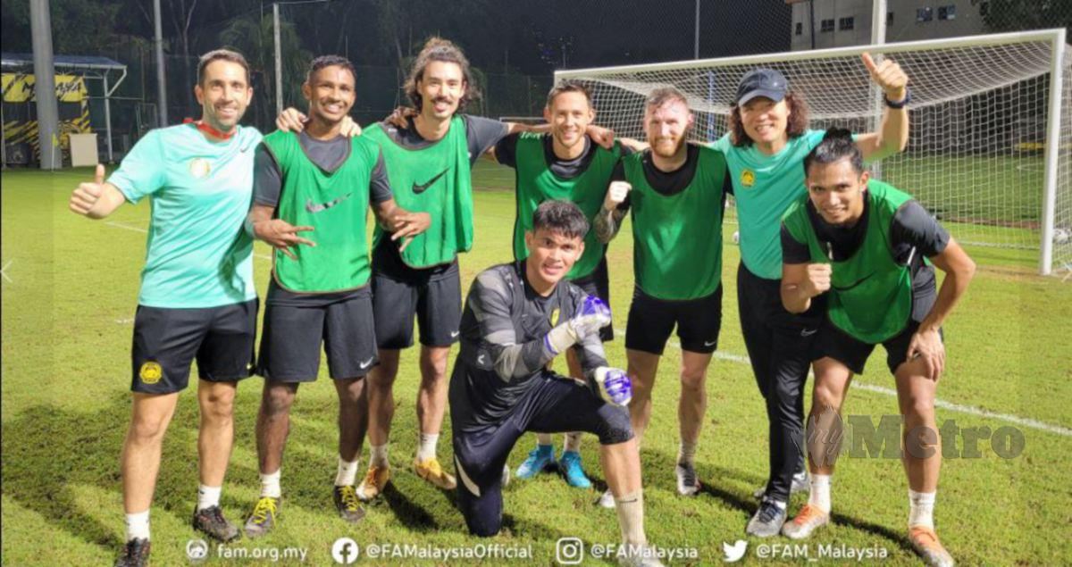KHUZAIMI (kanan) kini menjalani latihan bersama Harimau Malaya menjelang saingan Piala AFF, hujung bulan ini. FOTO FB FAM