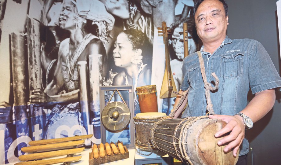 PEMBANTU Muzium Seni Kraf Orang Asli, Awizam Mat Tahar menunjukkan gendang iaitu alat muzik yang digunakan suku kaum Jah Jut.