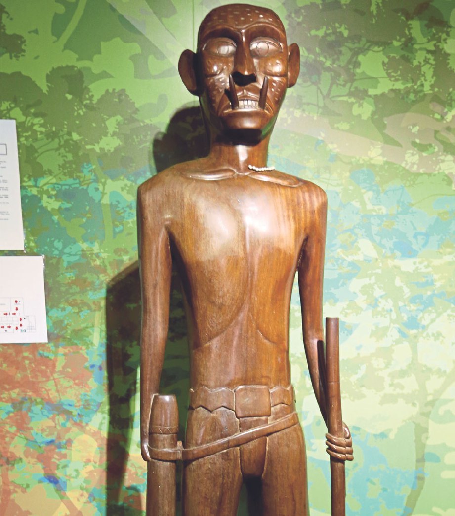 PATUNG Sepili dan moyang adalah objek pemujaan suku Jah Hut.