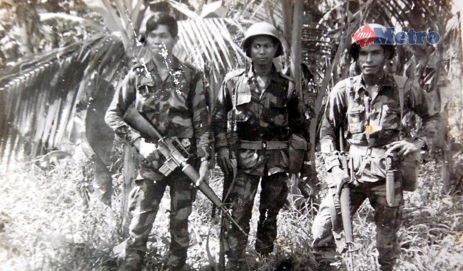 GAMBAR kenangan Md Sarif   (kiri)  dalam Tiger Platoon  dari Batalion 8 Rejimen Askar Melayu Diraja. FOTO Hassan Omar