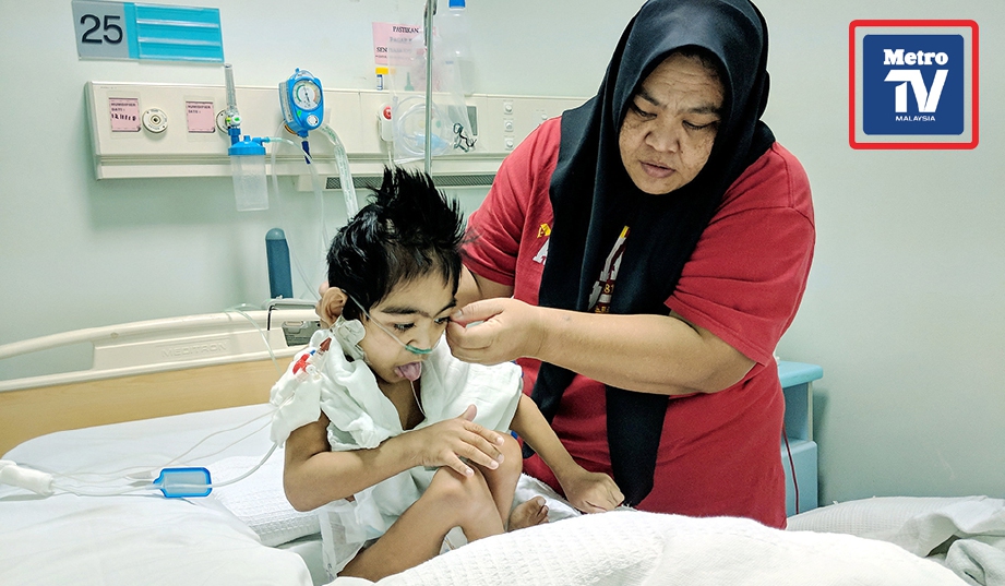 MASLINDA menjaga Muhammad Nazaruddin yang menghidap cerebral palsy di HTJS.