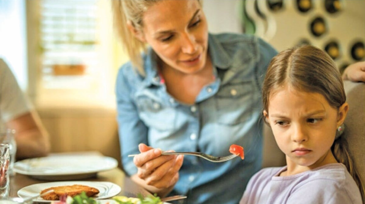 JANGAN beri tekanan pada anak ketika makan. - FOTO Google