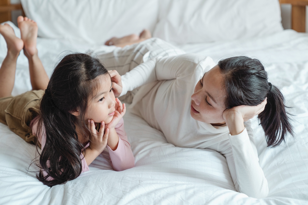 KETIKA ‘pillow talk’ biarkan anak yang mendominasi perbualan. - FOTO Google