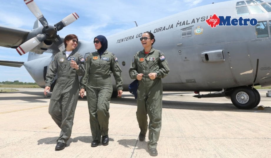 DARI kiri juruterbang Mejar Teoh Siow Ling, Norhana dan  Patricia antara juruterbang wanita TUDM. FOTO Syarafiq Abd Samad 