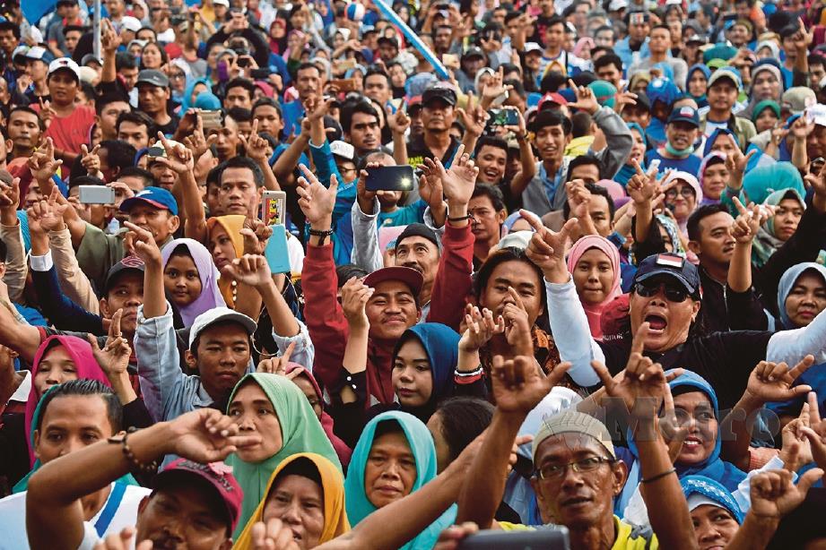 PENYOKONG berkumpul dalam satu perhimpunan politik yang berlangsung di Jakarta.