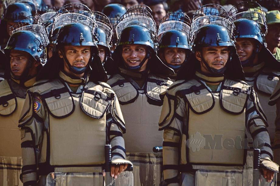ANGGOTA polis antirusuhan di Aceh berbaris dalam satu latihan sebagai persediaan pilihan raya di negara itu. 