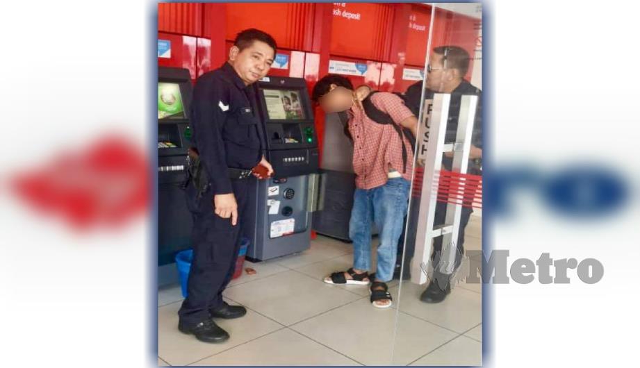 Lelaki warga asing ditahan ketika cuba membuka mesin ATM menggunakan pin kertas di sebuah bank di Tawau. FOTO ihsan polis