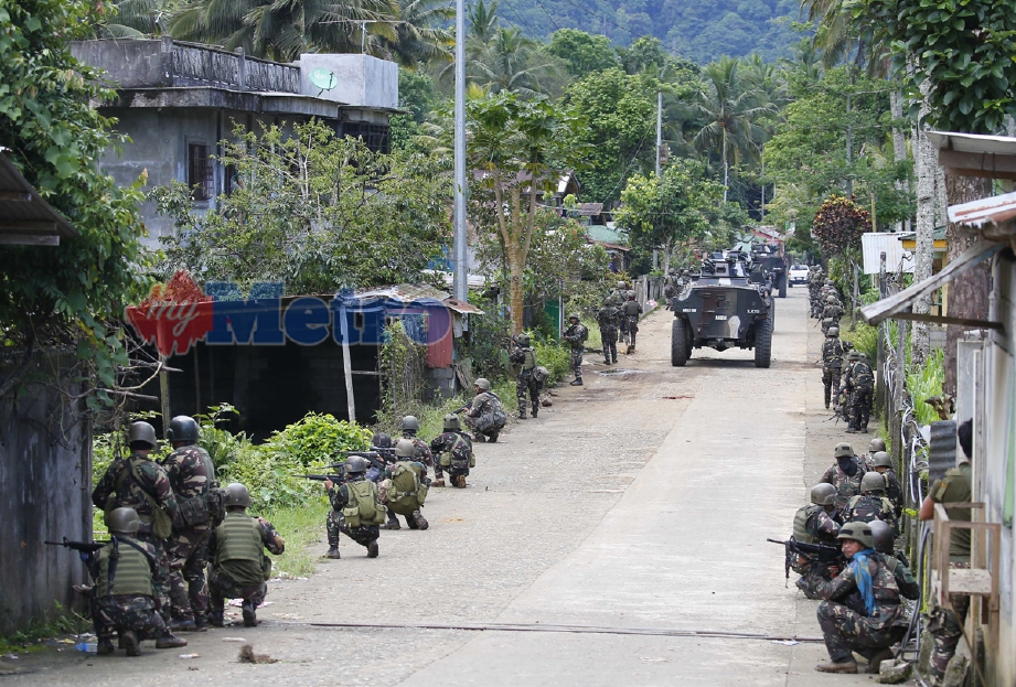 Tentera Filpina bergerak ke barisan hadapan bagi menggempur saki-baki militan Maute yang masih ada di Marawi. - Foto AP