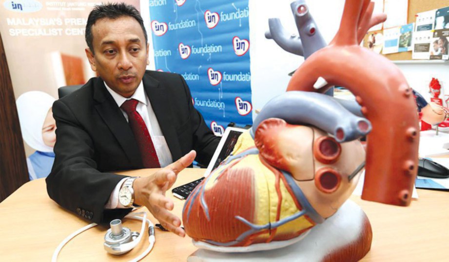 DR Mohamed Ezani menunjukkan replika bahagian injap jantung yang mengalami masalah. 