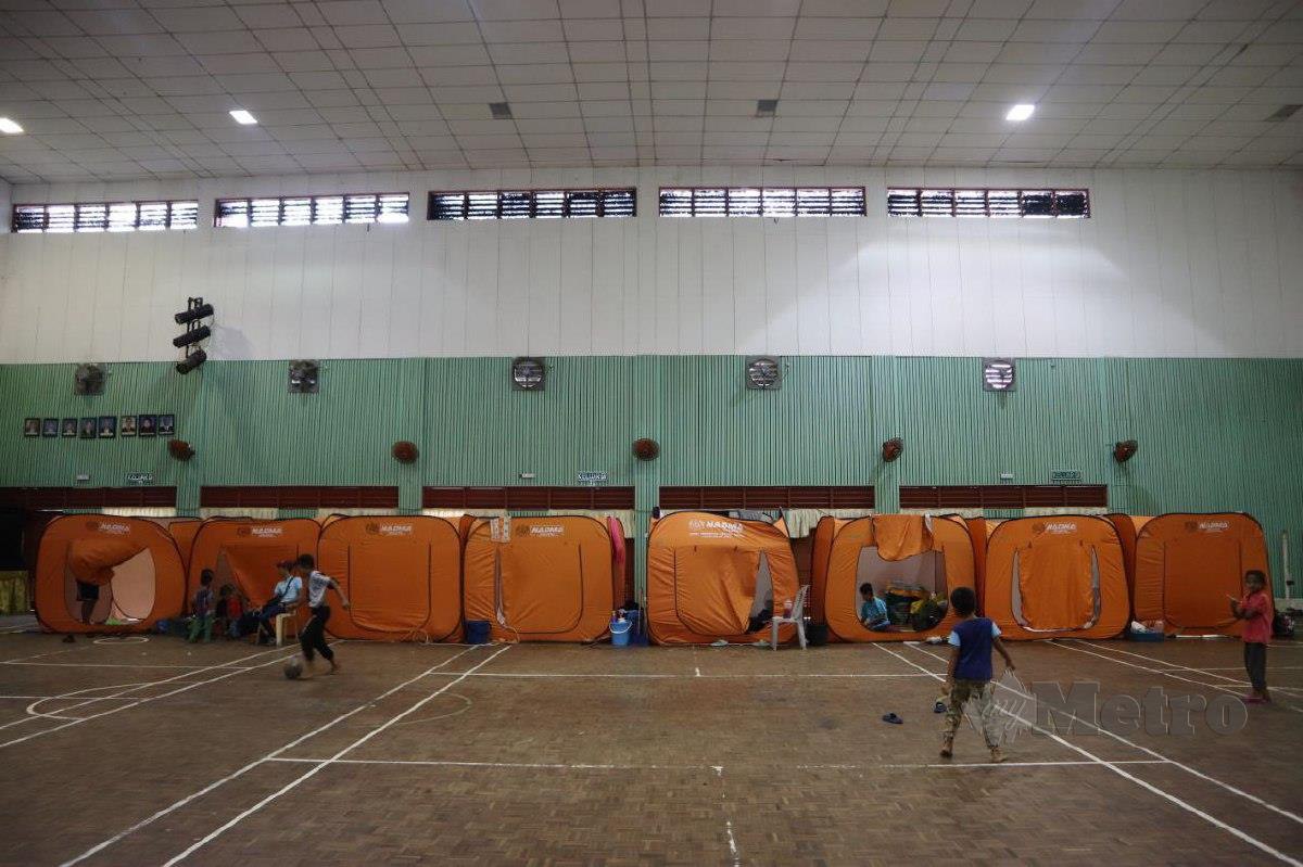 DEWAN SMK Abdul Rahman Talib dibuka semula hari ini bagi menempatkan mangsa banjir dari Lorong Mesra, Kampung Batu 7. FOTO Muhamad Lokman Khairi