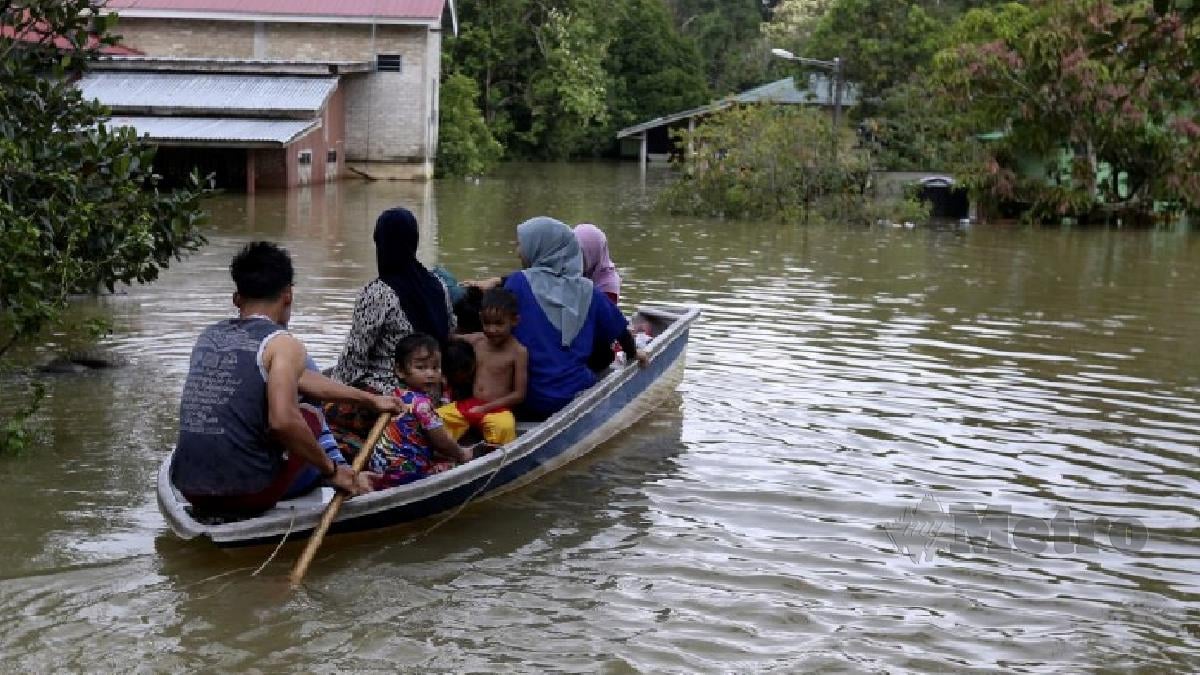 PENDUDUK terpaksa berpindah ke PPS terdekat selepas rumah digenangi air banjir di Kampung Tersang, hari ini. FOTO NIK ABDULLAH NIK OMAR