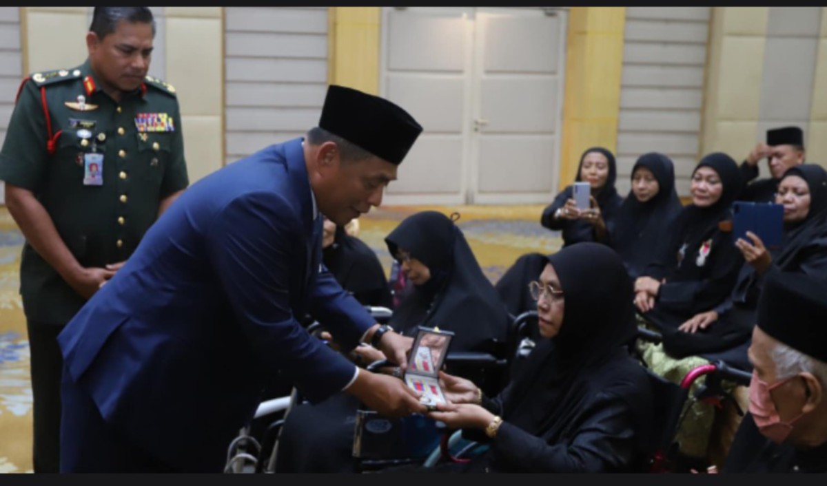 MUEZ menyampaikan pingat kepada veteran ATM. FOTO Ihsan FB Kementerian Pertahanan.