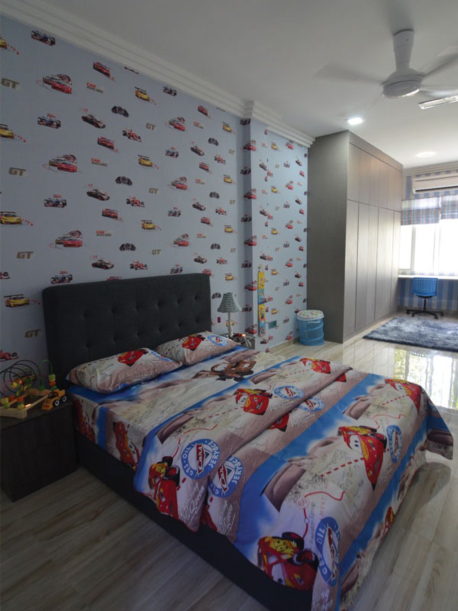 KONSEP moden dengan tema kereta lumba ditampilkan dalam kamar tidur anak lelaki.