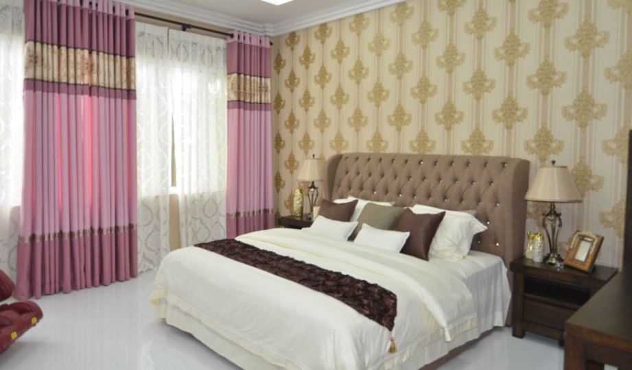 KAMAR tidur utama mengenakan konsep klasik yang ditampilkan dalam pemilihan perabot dan kertas dinding.