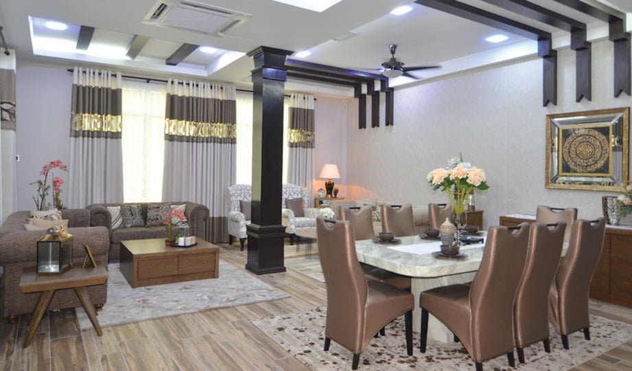 FABRIK langsir rona pastel putih gading dan coklat sesuai dipadangkan dengan kedua-dua ruang tamu dalam kediaman itu.