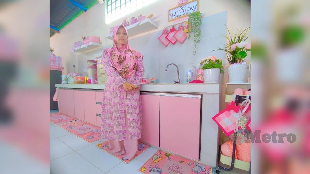 SUSY bersama sebahagian koleksi barangan merah jambu yang menjadi kesayangannya di rumahnya di Kampung Raja, Besut. FOTO Nurul Fatihah Sulaini