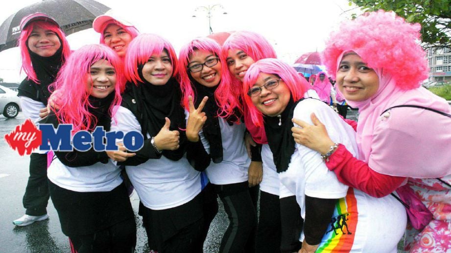 Antara peserta yang menyertai Larian Amal Pink Wig-Thon. FOTO Hafizudin Mohd Safar
