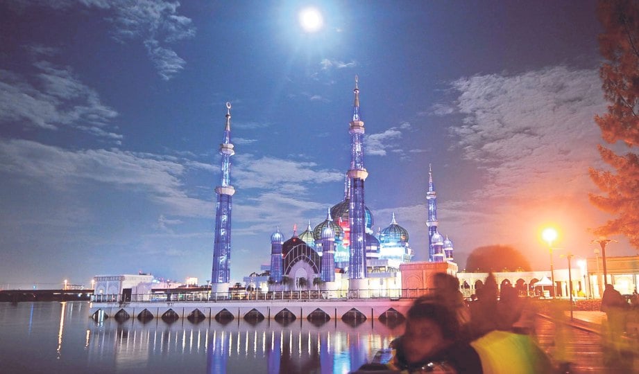 CAHAYA warna-warni waktu malam menghadirkan keindahan Masjid Kristal.