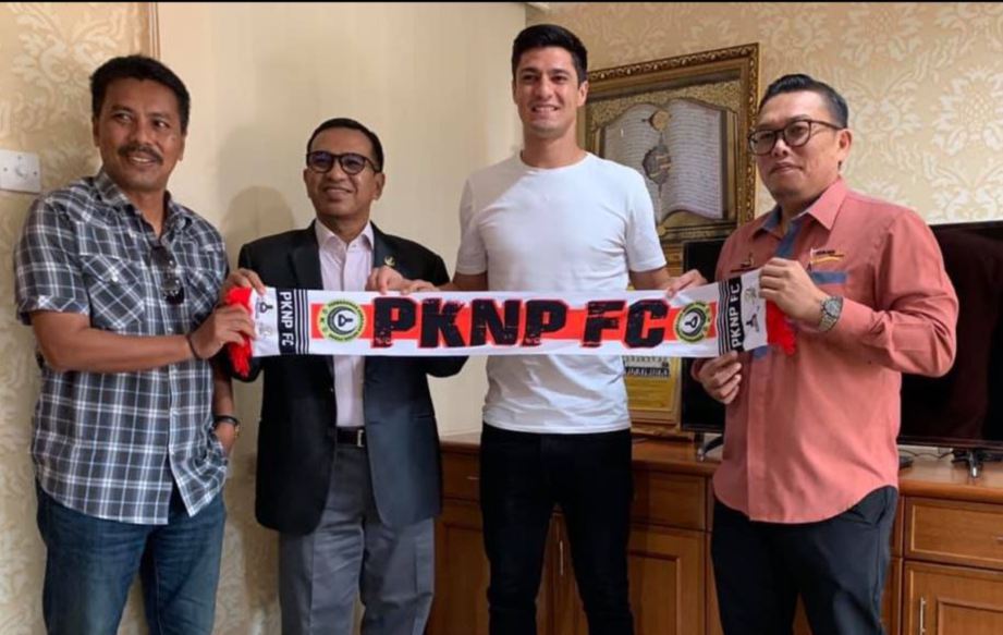 PEMAIN import baharu PKNP FC, Yashir Pinto (dua dari kanan) sertai PKNP FC. FOTO FB PKNP FC