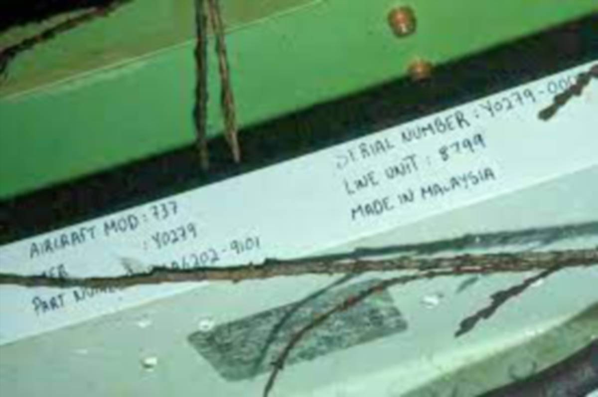 PALAM pintu yang tercabut dari badan pesawat Boeing 737 Max 9 ketika terbang di ruang udara Oregon, dikesan mempunyai tulisan ‘Made in Malaysia'. Objek berkenaan ditemui guru, Bob Sauer, di halaman belakang rumahnya di Oregon. - FOTO Oregon Public Broadcasting