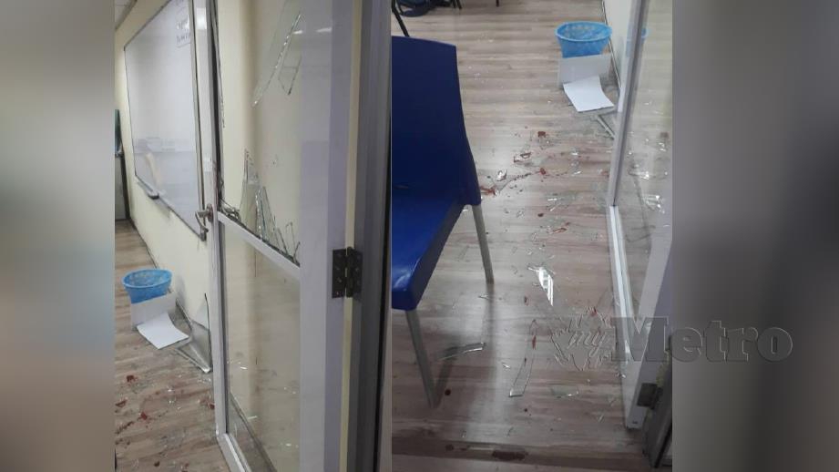 KEADAAN pintu kaca pecah sebelum mangsa tercucuk kaca di sekolah menengah swasta di Kota Damansara, Petaling Jaya, hari ini. FOTO ihsan polis.