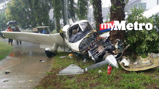 Pesawat yang rosak selepas juruterbangnya mendarat cemas di padang golf sebuah villa di Bandar Putra, Kulaijaya. FOTO ihsan pembaca