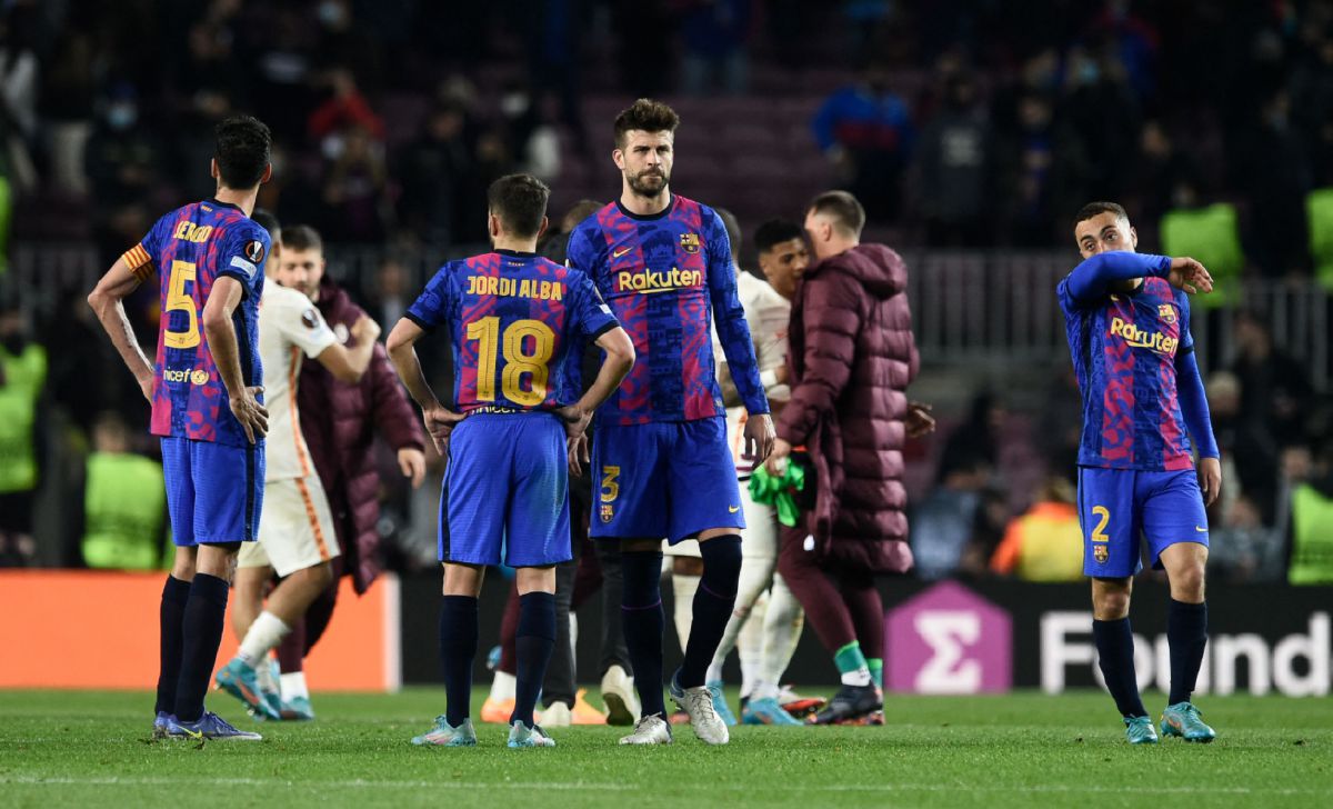 REAKSI kecewa Pique dan pemain Barcelona selepas tamat perlawanan menentang Galatasaray di Camp Nou, minggu lalu.