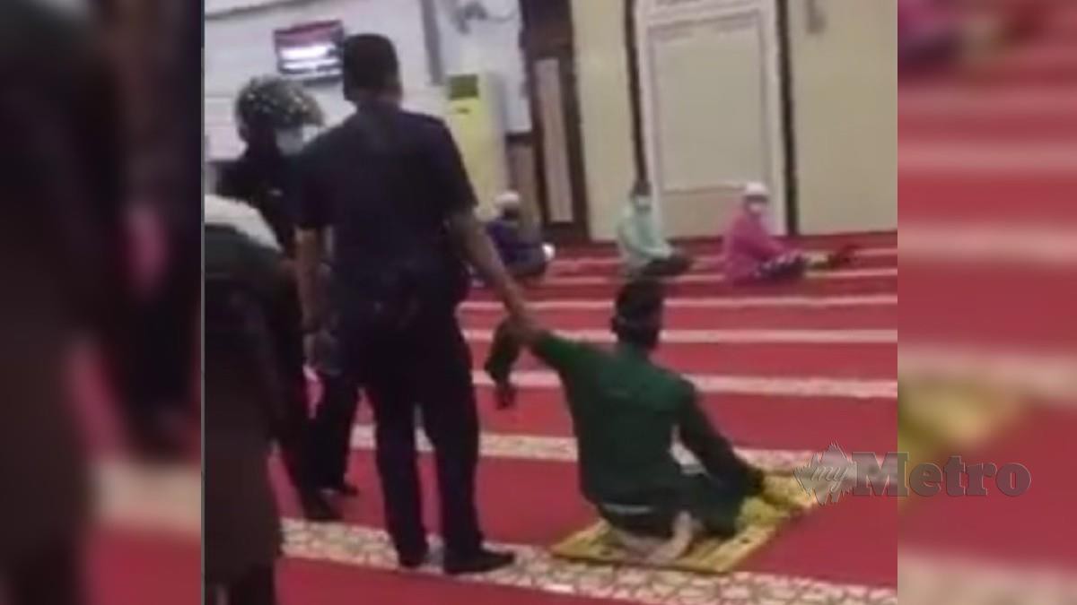 Lelaki ditahan polis selepas didakwa membawa pisau dan mengganggu jemaah solat di Masjid At-Taqwa, Gelugor di Georgetown semalam. Foto Ihsan Pembaca