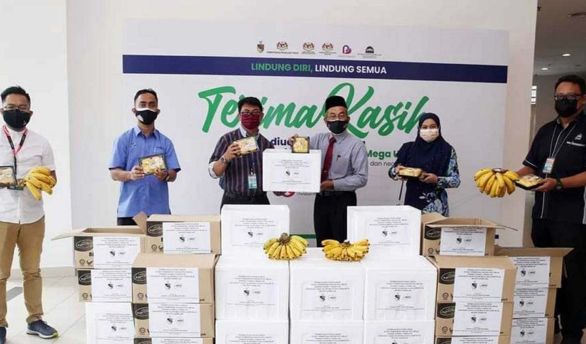 DR Muhammad Shamsir (tiga kiri) ketika menerima sumbangan buah-buahan tempatan daripada Pengerusi Jawatankuasa Pertanian dan Industri Makanan Negeri Sembilan Datuk Bakri Sawir. FOTO Facebook USIM