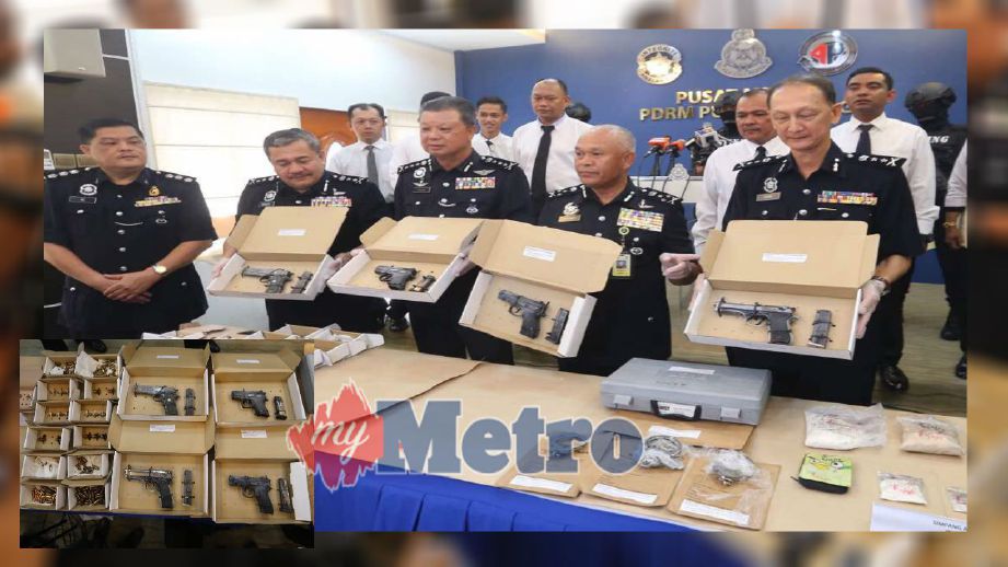 Pengarah JSJN Bukit Aman Datuk Seri Mohmad Salleh (dua dari kanan) menunjukkan empat pistol bersama 151 peluru hidup dirampas daripada suspek. FOTO Danial Saad.
