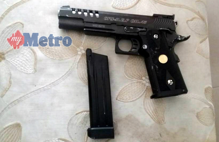 Pistol dan kelopak peluru yang ditemui di rumah sewa suspek. FOTO/ Ihsan Polis