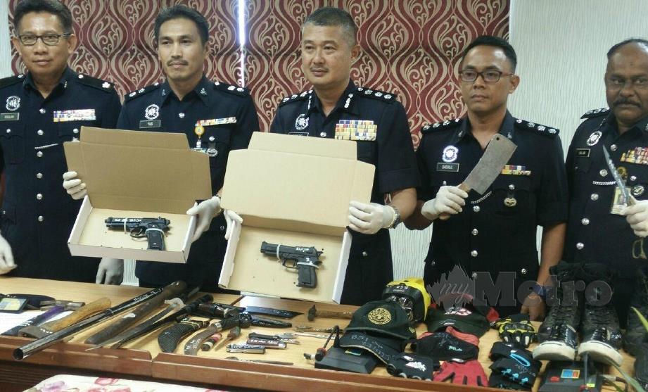 MOHD Nor Yhazid (tengah) bersama pegawainya menunjukkan pelbagai senjata yang dirampas daripada suspek termasuk pistol tiruan pada sidang media di IPK Melaka. FOTO Amir Mamat. 