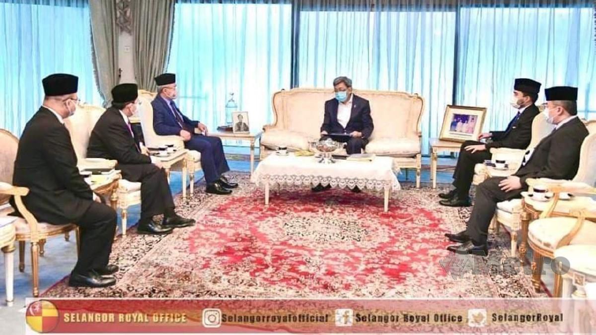 SULTAN Sharafuddin berkenan menerima menghadap Dr Adham, Mohd Shafiq dan Dr Sha’ari di Istana Bukit Kayangan, semalam. FOTO ihsan SELANGOR ROYAL OFFICE