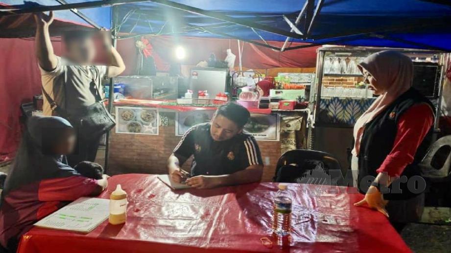 ANGGOTA penguat kuasa melaksanakan operasi Penguatkuasaan Larangan Merokok di Premis Makanan.  FOTO Ihsan Pejabat Kesihatan Daerah Sipitang. 